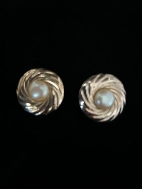 3 for $20 Vtg Classic Pearl Swirl Clip On Earrings - Silver Tone IGC
